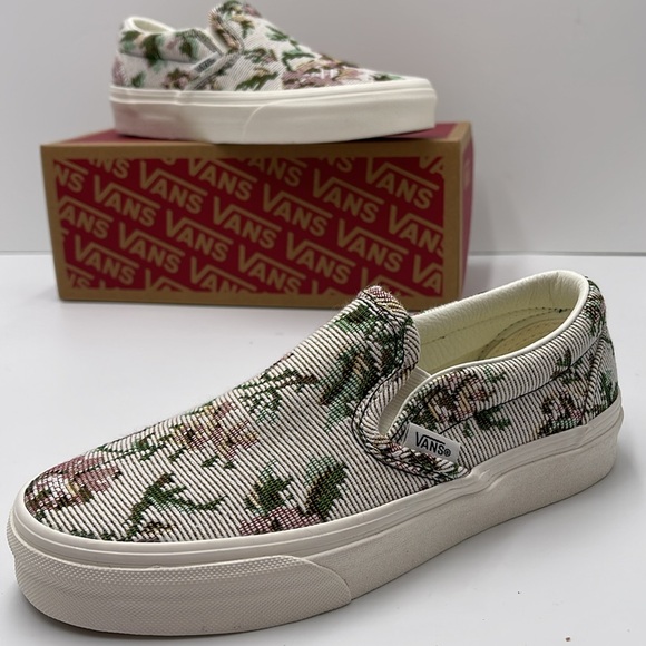 Vans WMNS Classic Slip-On Tapestry Floral Marshmall
VN000BVZCCZ
Sneakers - Picture 15 of 16